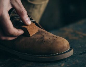 Comment entretenir des chaussures en daim : éviter les taches et l’usure