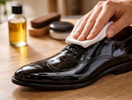 découvrez comment utiliser de l'huile pour chaussures vernies sans risquer de les ternir. astuces et conseils pour entretenir vos souliers brillants avec soin.