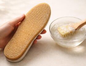 découvrez comment nettoyer une semelle en crêpe efficacement sans abîmer sa texture unique grâce à nos astuces simples et naturelles.