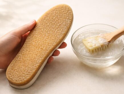 découvrez comment nettoyer une semelle en crêpe efficacement sans abîmer sa texture unique grâce à nos astuces simples et naturelles.