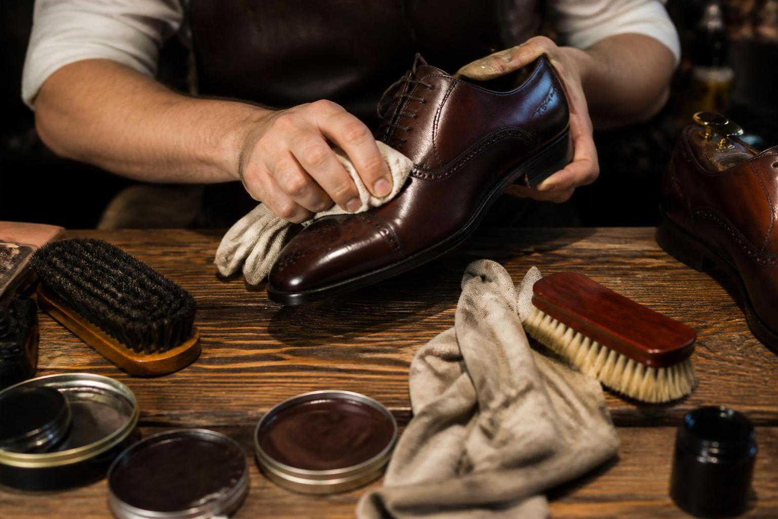 découvrez les erreurs courantes à éviter pour bien cirer vos chaussures en cuir pleine fleur et préserver leur éclat et leur durabilité.