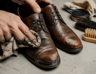 découvrez les erreurs courantes à éviter lors de l'application de cire sur des chaussures en cuir pleine fleur pour préserver leur beauté et leur durabilité.