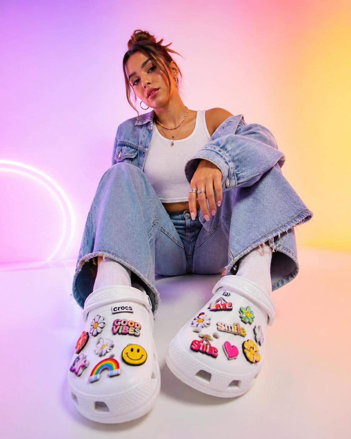 découvrez si vous pouvez customiser vos crocs en y cousant des patchs pour un style unique et personnalisé.