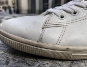 découvrez quelle colle utiliser pour vos sneakers afin d'éviter qu'elle ne jaunit avec le temps. guide pratique pour choisir la meilleure colle transparente et durable.