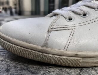 découvrez quelle colle utiliser pour vos sneakers afin d'éviter qu'elle ne jaunit avec le temps. guide pratique pour choisir la meilleure colle transparente et durable.