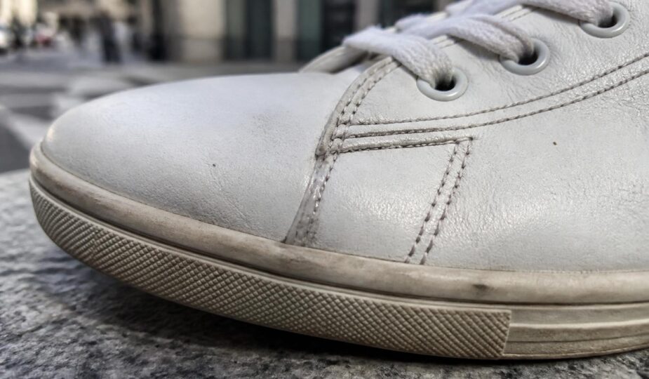 découvrez quelle colle utiliser pour vos sneakers afin d'éviter qu'elle ne jaunit avec le temps. guide pratique pour choisir la meilleure colle transparente et durable.