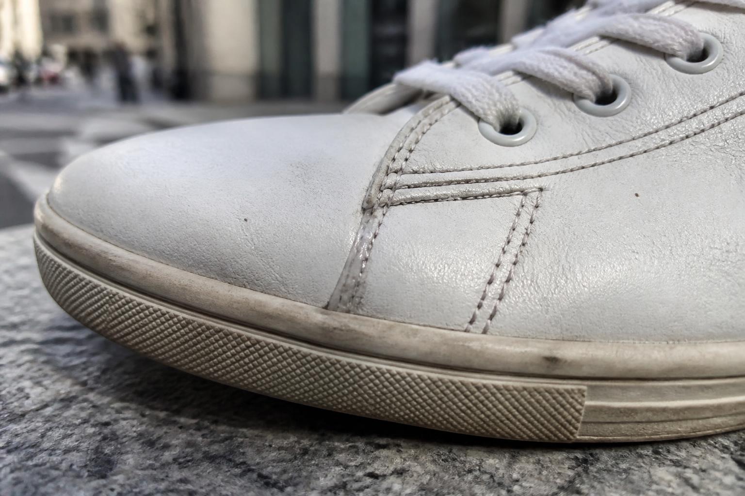 découvrez quelle colle utiliser pour vos sneakers afin d'éviter qu'elle ne jaunit avec le temps. guide pratique pour choisir la meilleure colle transparente et durable.