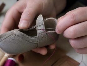 découvrez comment réparer facilement une bride de chaussure pour bébé avec nos conseils pratiques et rapides pour assurer confort et sécurité.