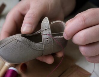 découvrez comment réparer facilement une bride de chaussure pour bébé avec nos conseils pratiques et rapides pour assurer confort et sécurité.