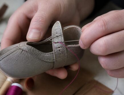 découvrez comment réparer facilement une bride de chaussure pour bébé avec nos conseils pratiques et rapides pour assurer confort et sécurité.