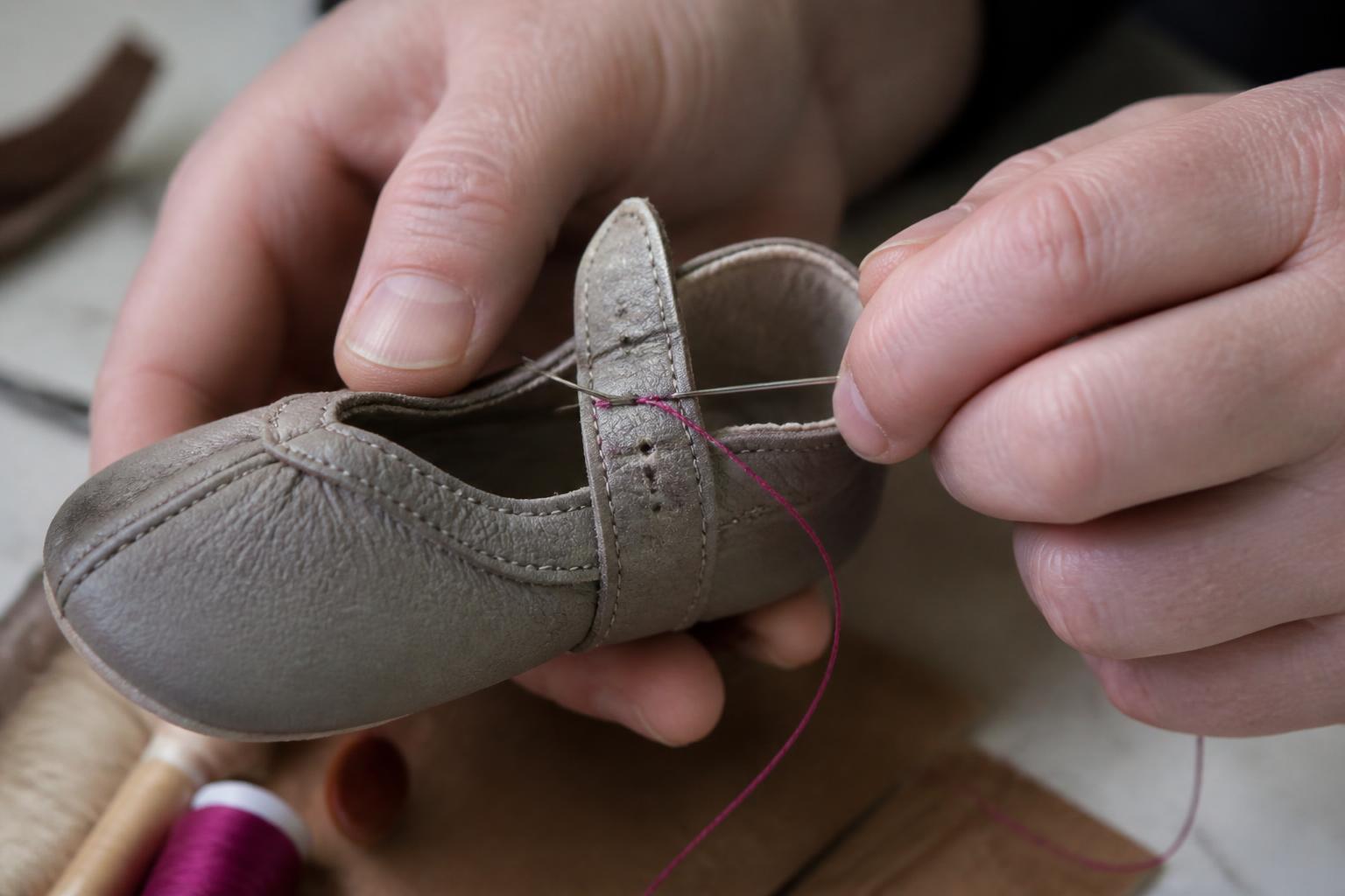 découvrez comment réparer facilement une bride de chaussure pour bébé avec nos conseils pratiques et rapides pour assurer confort et sécurité.