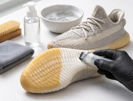 découvrez nos astuces efficaces pour déjaunir la semelle de vos yeezy et leur redonner tout leur éclat d'origine rapidement et facilement.