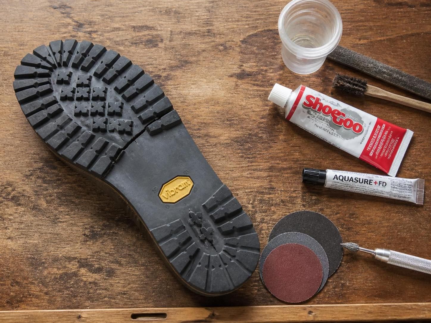 découvrez comment recoller efficacement une semelle vibram fissurée grâce à nos conseils pratiques et astuces pour prolonger la durée de vie de vos chaussures.