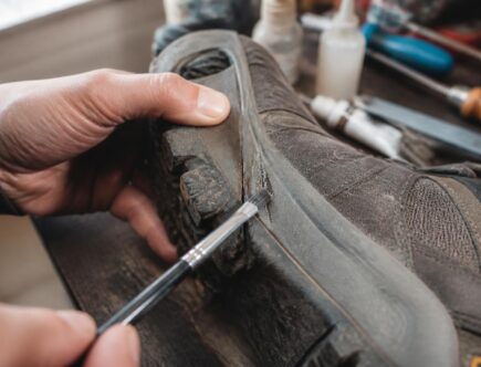 découvrez comment recoller efficacement une semelle vibram fissurée grâce à nos conseils pratiques et produits adaptés pour prolonger la durée de vie de vos chaussures.