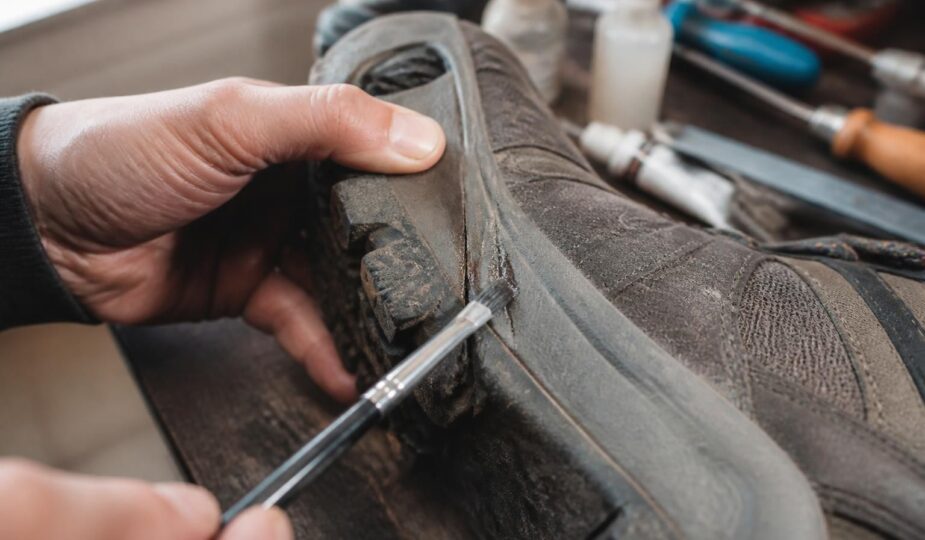 découvrez comment recoller efficacement une semelle vibram fissurée grâce à nos conseils pratiques et produits adaptés pour prolonger la durée de vie de vos chaussures.
