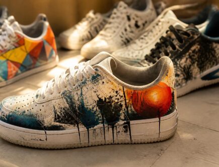 découvrez quelles peintures offrent la meilleure tenue dans le temps pour personnaliser vos sneakers sur mesure et conserver un style unique et durable.