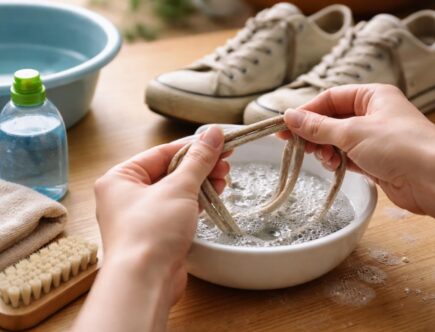 découvrez le guide ultime pour nettoyer efficacement vos lacets de chaussures sales et leur redonner un aspect neuf facilement.