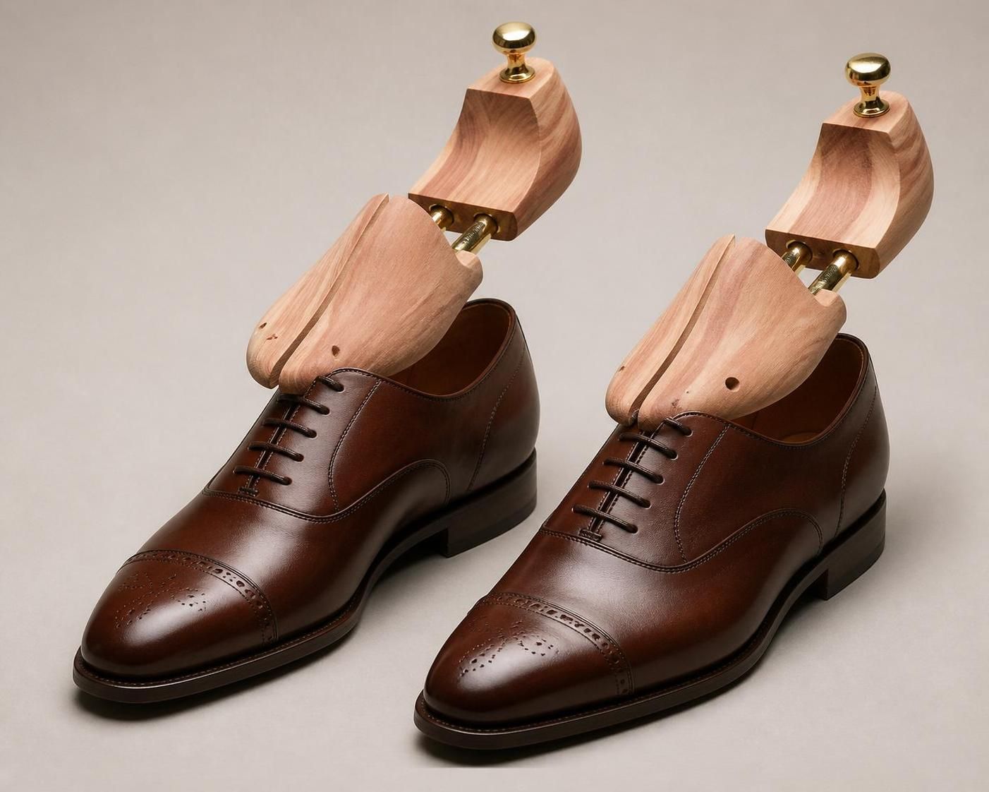 découvrez comment les embauchoirs contribuent à prolonger la durée de vie de vos chaussures en maintenant leur forme et en évitant les déformations.