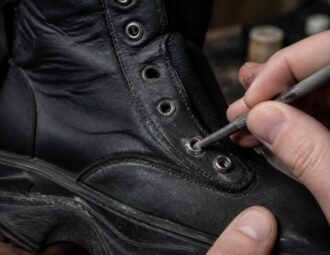 découvrez si les œillets métalliques des boots balenciaga peuvent être remplacés, les options disponibles et les conseils pour entretenir vos chaussures de luxe.