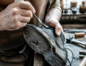 découvrez si la réparation d'une semelle de chaussure de sécurité est possible, les méthodes efficaces et quand il est préférable de remplacer vos chaussures pour garantir votre protection.