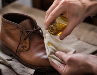 découvrez si l'huile d'olive est adaptée pour entretenir le cuir, ses avantages et précautions à prendre pour préserver vos articles en cuir.