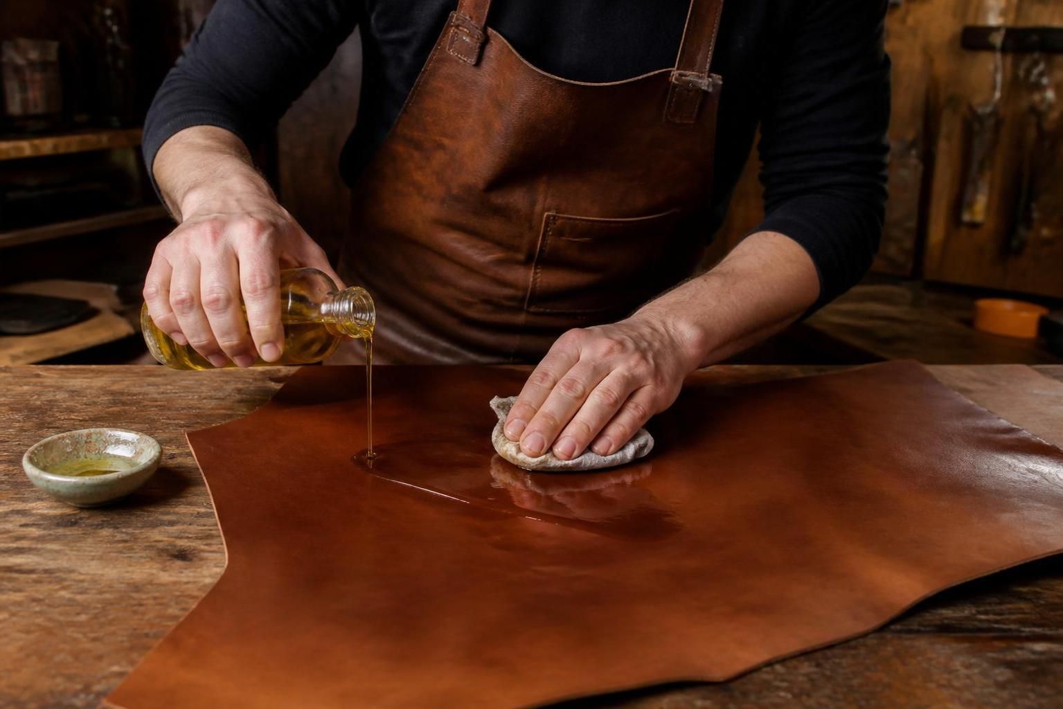 découvrez si l'huile d'olive est adaptée pour entretenir et nourrir le cuir, ses effets, avantages et précautions à prendre.