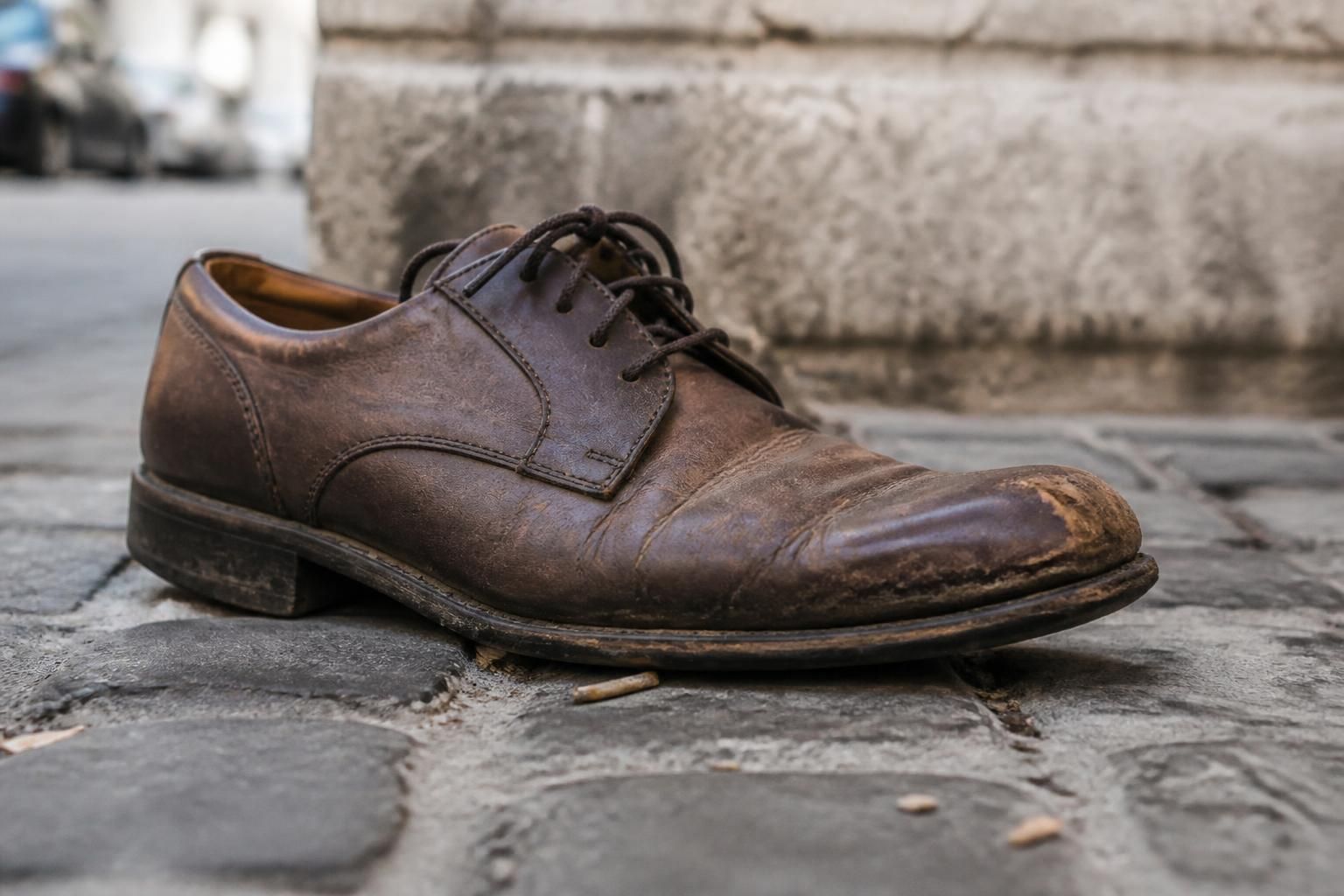 découvrez la durée de vie moyenne d’une semelle en cuir, ses facteurs d'usure et comment en prolonger la longévité pour des chaussures toujours confortables et durables.