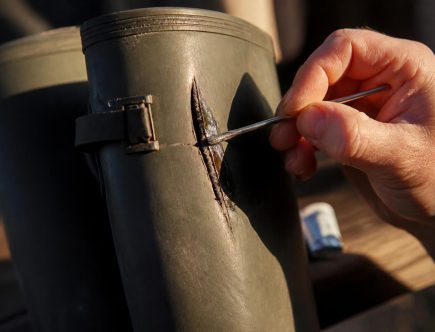 découvrez comment réparer facilement une couture éclatée sur vos bottes en caoutchouc hunter pour leur redonner une seconde vie et garder vos pieds au sec.