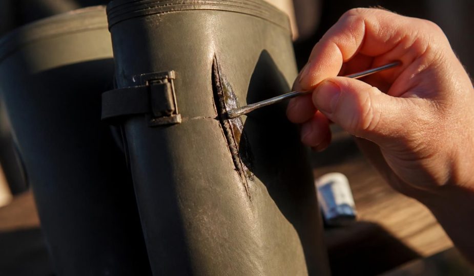 découvrez comment réparer facilement une couture éclatée sur vos bottes en caoutchouc hunter pour leur redonner une seconde vie et garder vos pieds au sec.
