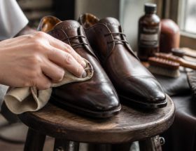 découvrez comment raviver et entretenir le cuir de vos chaussures berluti patinées pour leur redonner éclat et élégance avec des astuces simples et efficaces.