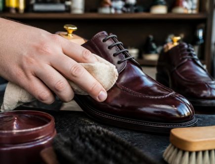 découvrez comment entretenir vos chaussures en cuir shell cordovan de marques prestigieuses comme alden et carmina pour préserver leur beauté et leur durabilité.