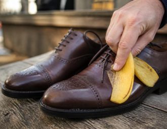 découvrez comment utiliser une peau de banane pour faire briller vos chaussures naturellement et facilement. astuce écologique et économique pour un éclat garanti.