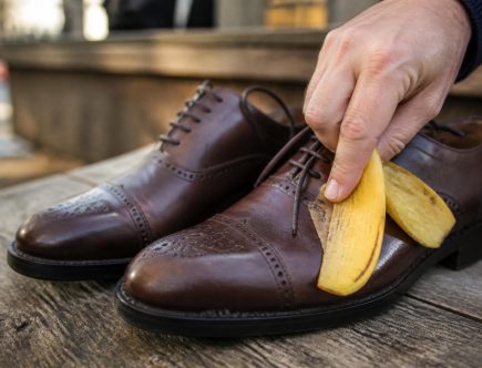 découvrez comment utiliser une peau de banane pour faire briller vos chaussures naturellement et facilement. astuce écologique et économique pour un éclat garanti.