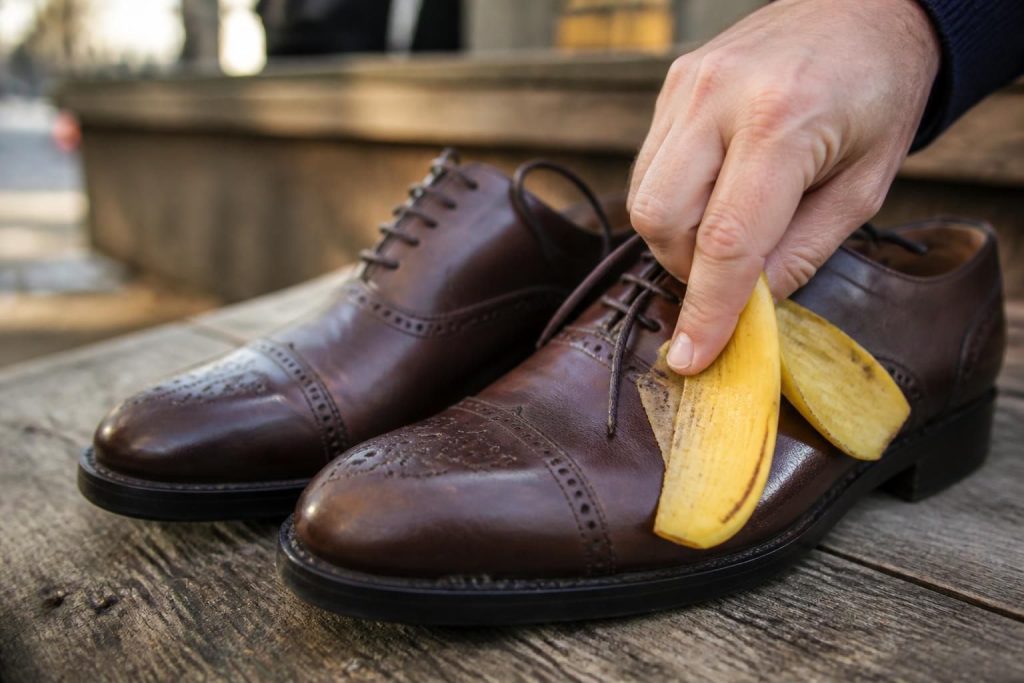 découvrez comment utiliser une peau de banane pour faire briller vos chaussures naturellement et facilement. astuce écologique et économique pour un éclat garanti.