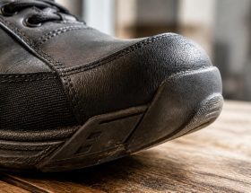 découvrez comment renforcer l’avant de vos chaussures pour améliorer leur durabilité et confort. astuces pratiques et conseils d'experts pour protéger cette zone clé.