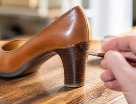 découvrez si repeindre le talon d’une chaussure est possible, les techniques recommandées et comment prolonger la vie de vos chaussures grâce à cette astuce simple.