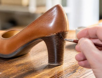 découvrez si repeindre le talon d’une chaussure est possible, les techniques recommandées et comment prolonger la vie de vos chaussures grâce à cette astuce simple.