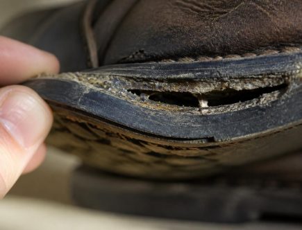 découvrez pourquoi certaines colles ne tiennent pas sur les semelles de chaussures et apprenez à choisir les adhésifs adaptés pour une réparation durable.