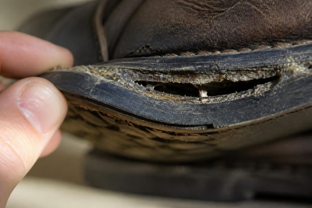découvrez pourquoi certaines colles ne tiennent pas sur les semelles de chaussures et apprenez à choisir les adhésifs adaptés pour une réparation durable.