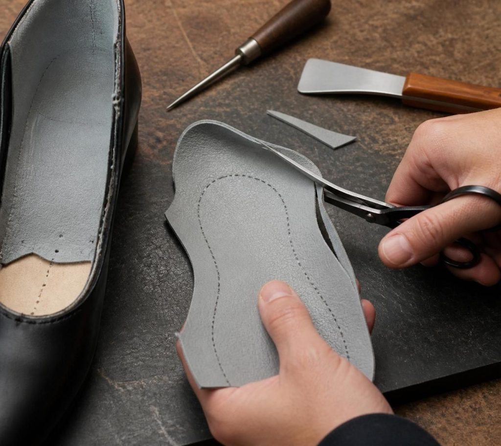 découvrez comment refaire la doublure intérieure de vos chaussures facilement avec notre guide étape par étape pour redonner confort et prolonger leur durée de vie.