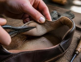 découvrez comment refaire la doublure intérieure de vos chaussures facilement grâce à notre guide étape par étape, pour leur redonner confort et durée de vie.