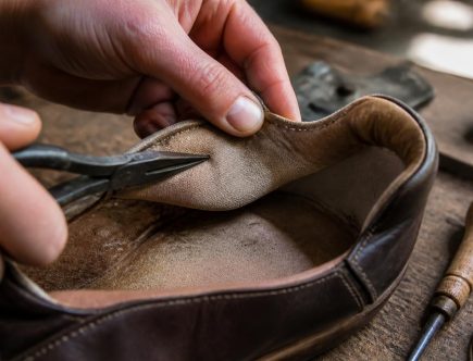 découvrez comment refaire la doublure intérieure de vos chaussures facilement grâce à notre guide étape par étape, pour leur redonner confort et durée de vie.