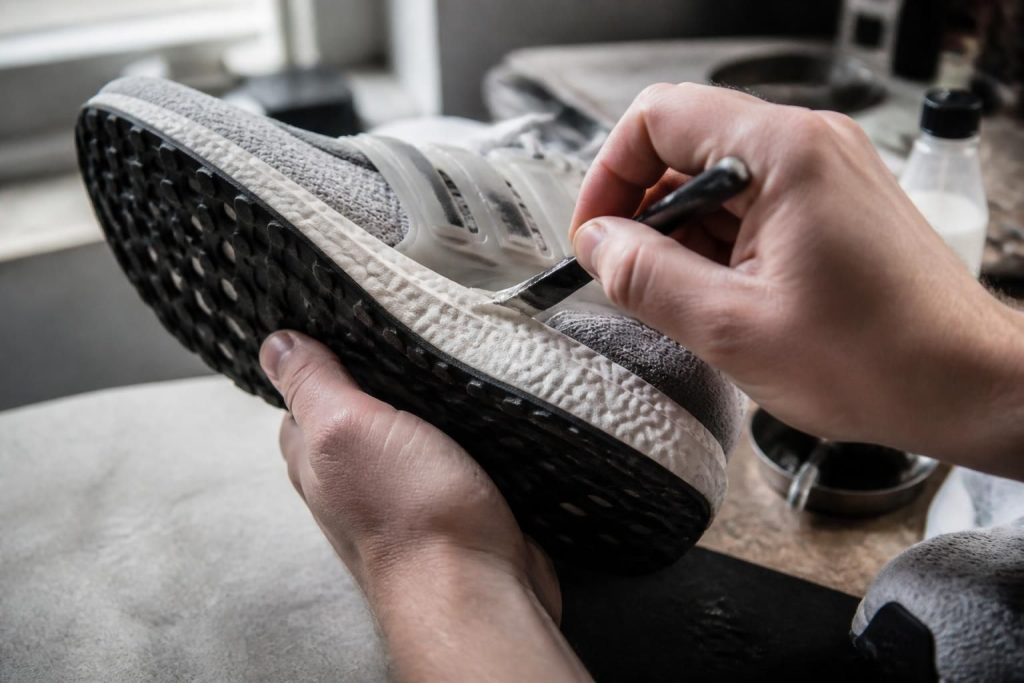 découvrez comment réparer efficacement la semelle boost de vos adidas ultra boost pour retrouver confort et performance. guide pratique et conseils experts.