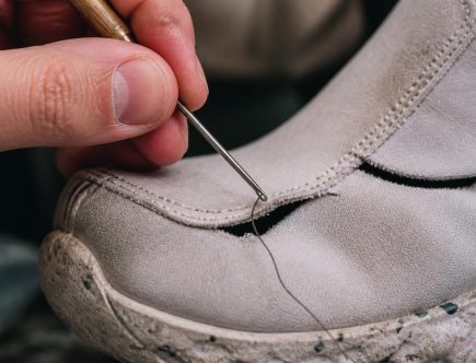 apprenez comment réparer efficacement une déchirure dans le néoprène de vos nike space hippie grâce à nos astuces simples et durables, pour prolonger la vie de vos chaussures écoresponsables.