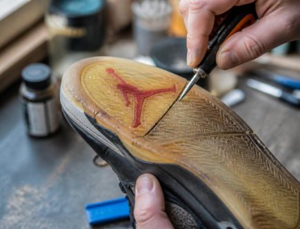 découvrez comment réparer efficacement une semelle de basket jordan craquelée pour prolonger la durée de vie de vos chaussures préférées.