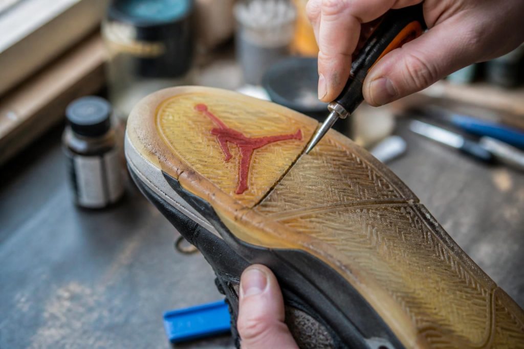 découvrez comment réparer efficacement une semelle de basket jordan craquelée pour prolonger la durée de vie de vos chaussures préférées.