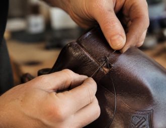 découvrez comment réparer efficacement une tige craquée sur vos bottes andré grâce à notre guide étape par étape, pour retrouver des chaussures comme neuves.