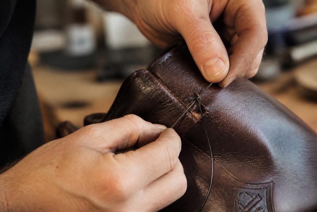 découvrez comment réparer efficacement une tige craquée sur vos bottes andré grâce à notre guide étape par étape, pour retrouver des chaussures comme neuves.