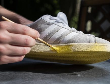 apprenez comment repeindre une semelle jaune sur vos adidas campus 00s pour leur redonner un look frais et comme neuf facilement et efficacement.