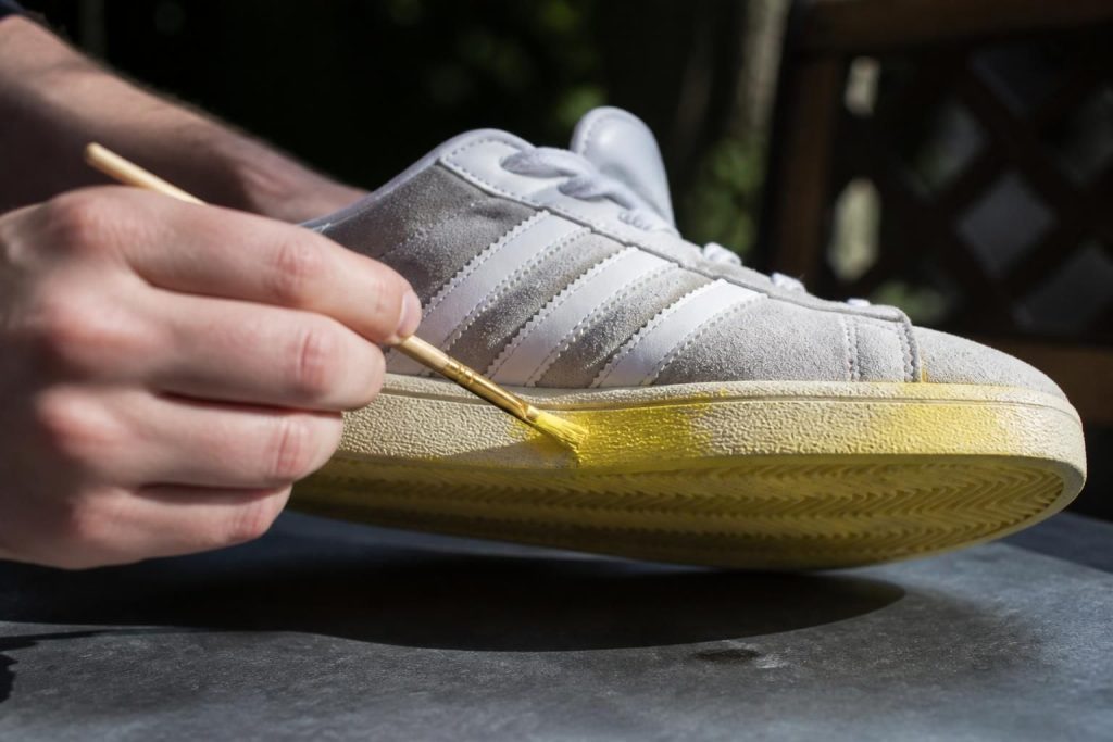 apprenez comment repeindre une semelle jaune sur vos adidas campus 00s pour leur redonner un look frais et comme neuf facilement et efficacement.